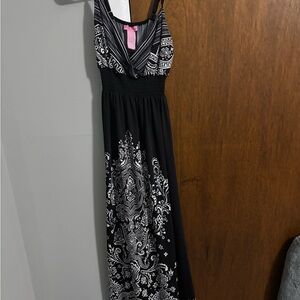 Elegant Black and White Maxi Dress